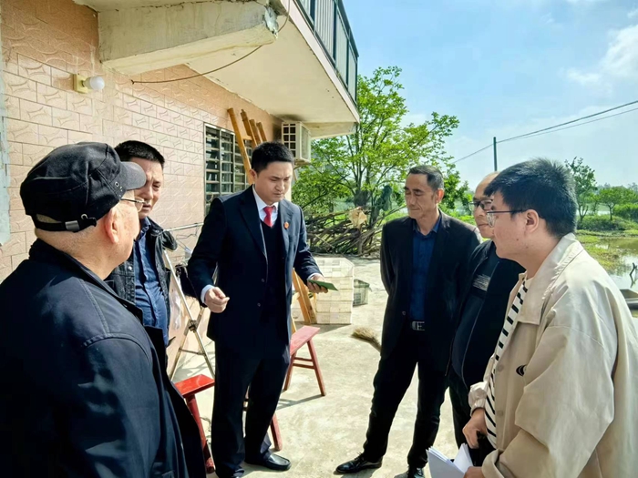 4月9日，监利市人民法院执行干警与申请执行人、村书记、心理医院医生等人共同商讨妥善安置小勇的欧陆平台注册开户的解决方案.jpg