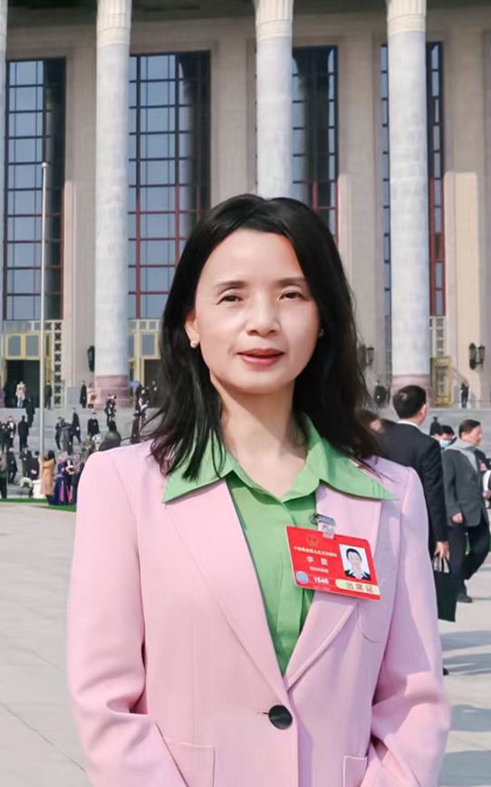 全国人大代表李霞两会现场原图_副本.jpg